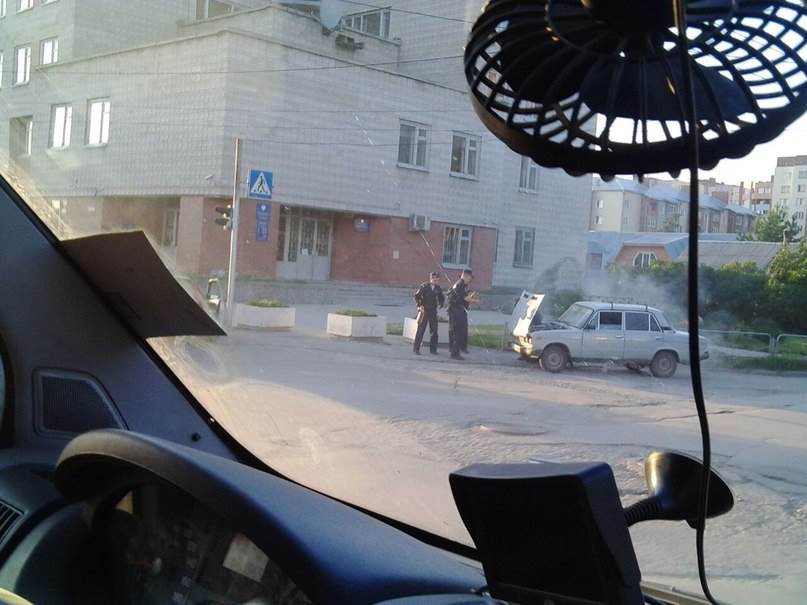 ФОТОФАКТ: На перекрестке в Бердске очевидцы тушили «шестерку»