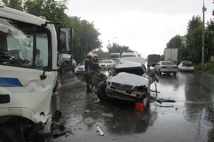 «Ниссан Цефиро»: Смертельный таран двух грузовиков в Новосибирске