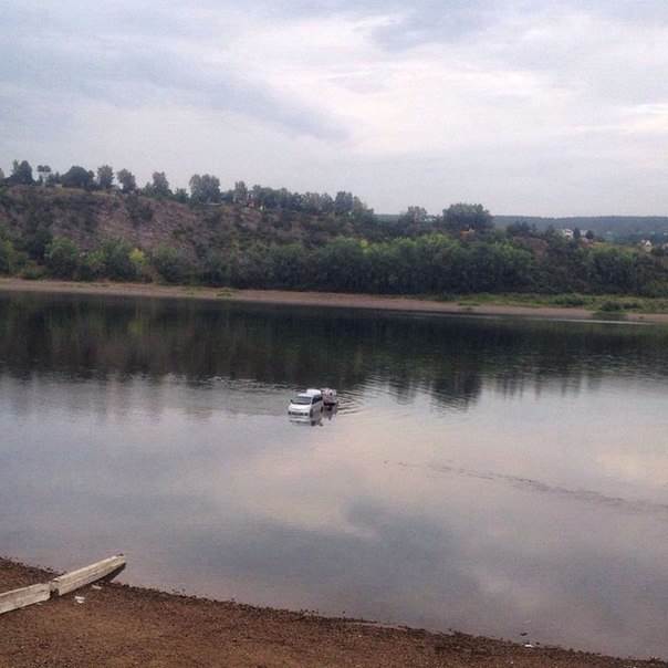 ФОТОФАКТ: Кемеровчанин переплыл реку Томь на машине