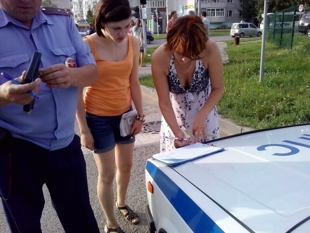 Жесткое столкновение авто на перекрестке в Бердске обошлось без пострадавших