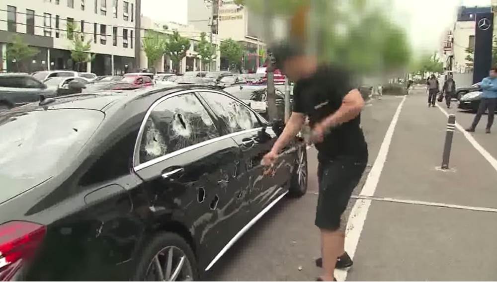 ВИДЕО: Владелец уничтожил свой Mercedes S63 AMG клюшкой для гольфа