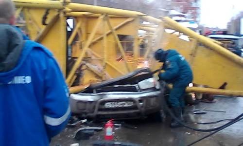 Рухнувший в Омске кран расплющил машины с людьми. Четверо погибших