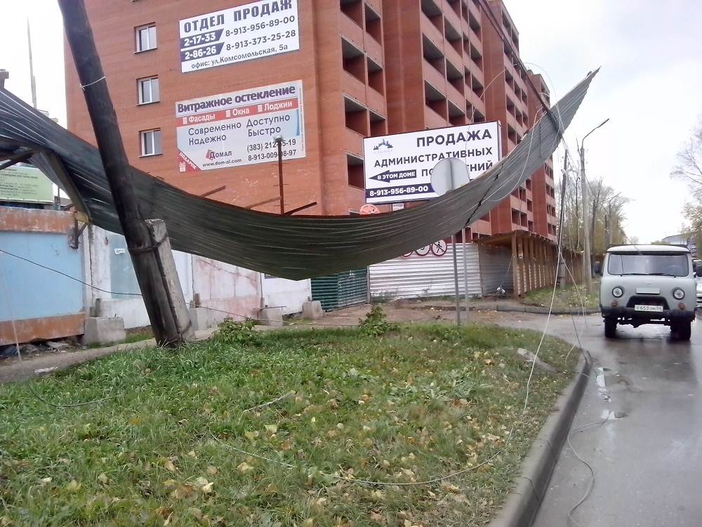 «Крыша» пешеходной дорожки оборвала провода в Бердске