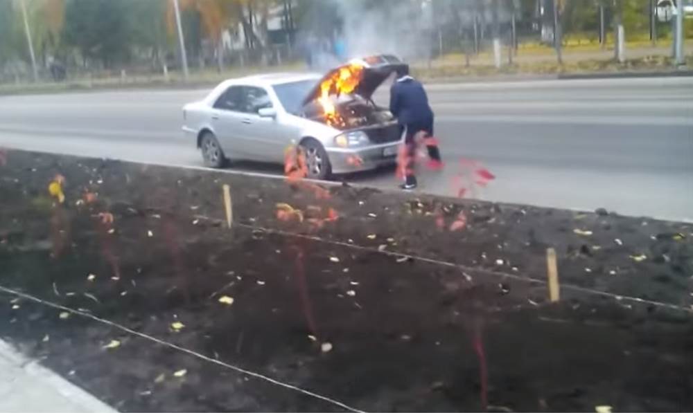 ВИДЕОФАКТ центре Бердска загорелся автомобиль