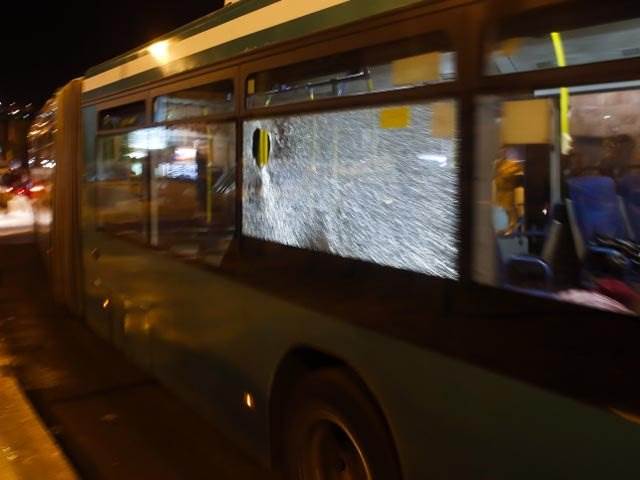 Кто и чем выбил стекло в искитимском автобусе?