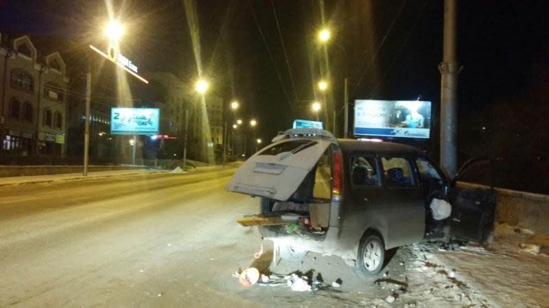 Врезался в столб и погиб водитель иномарки в Новосибирске