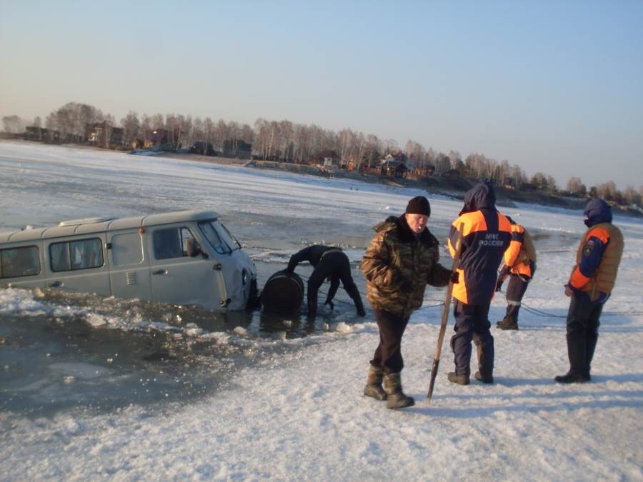 Лед на бердском заливе опасен для автомобилей