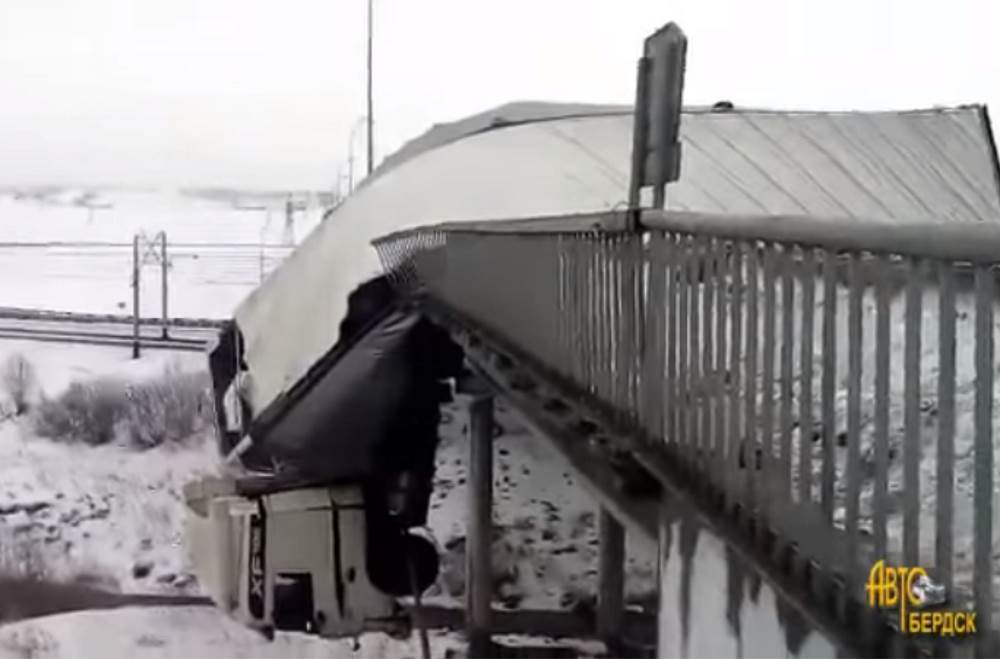 ВИДЕОФАКТ: Фура повисла на мосту в Кузбассе