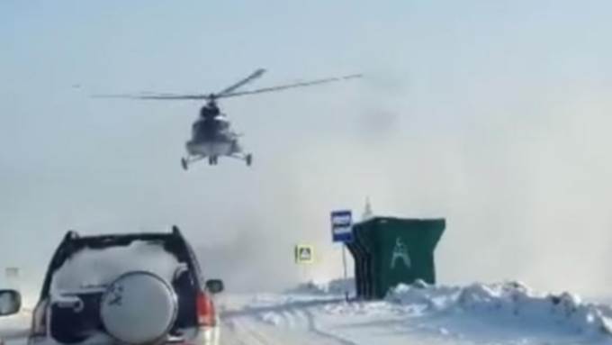 ВИДЕОФАКТ: На федеральной трассе М-52 приземлялся вертолет