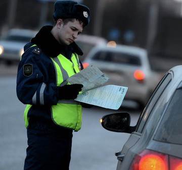Автоледи без прав наехала и «прокатила» сотрудника ДПС в Новосибирске