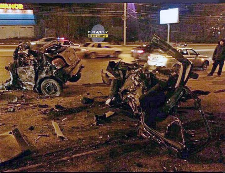 ФОТОФАКТ: В Новосибирске автомобиль разорвало на части, «гонщик» погиб