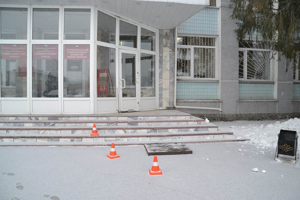 Водитель «мерина», сломавший дверь в мэрию Бердска обещал возместить ущерб