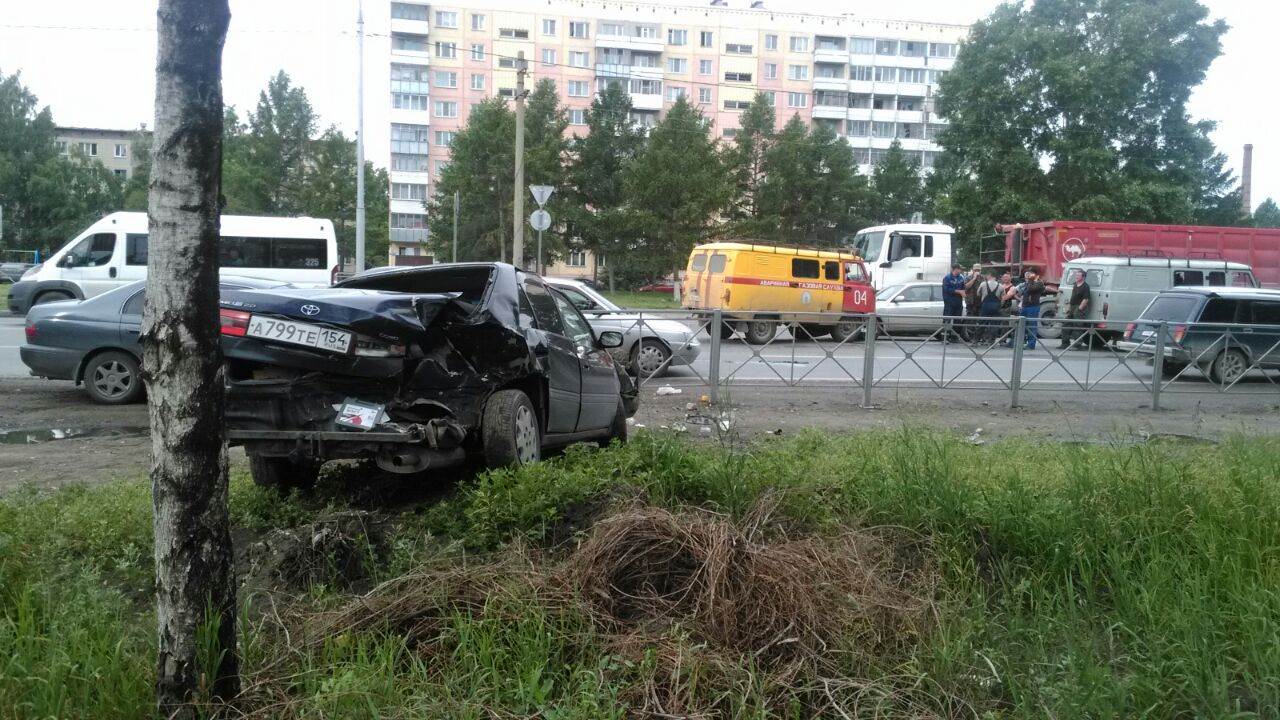 УАЗ газовой службы таранил на трассе в Бердске два автомобиля