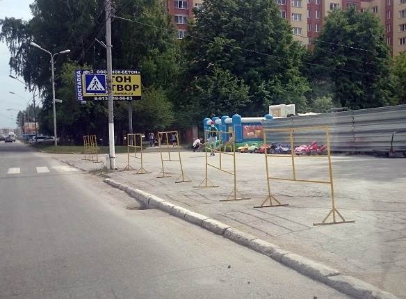 ФОТОФАКТ: В Бердске замечен детский автопарк и батут у проезжей части
