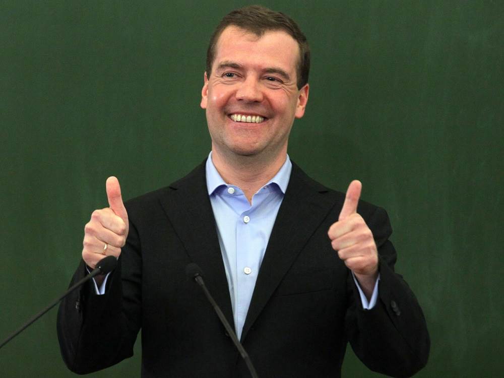 Медведев призвал «дать по рукам» за слишком дорогой бензин