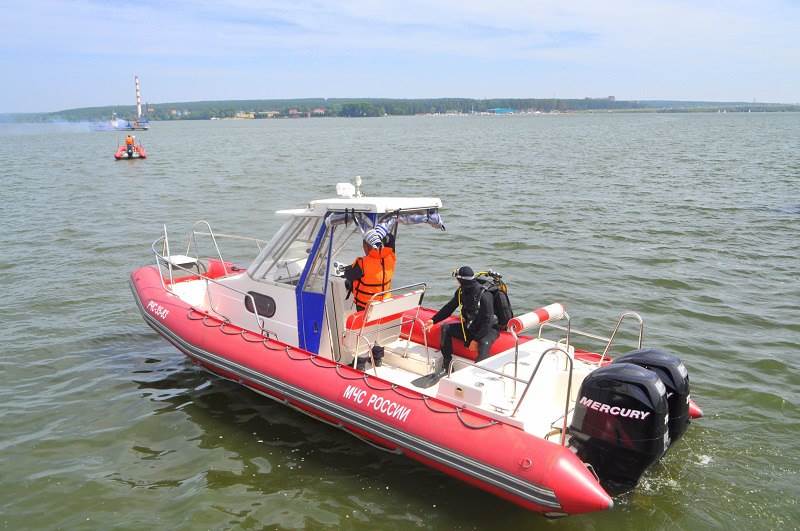 Судовладелец хотел, чтобы спасатели подняли утонувший мотор лодки