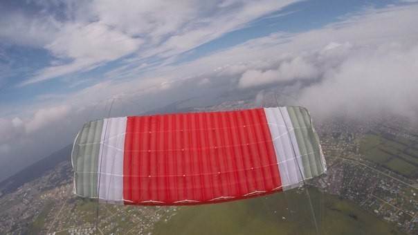 Пропавший парашют нашёлся на крыше высотки в Бердске