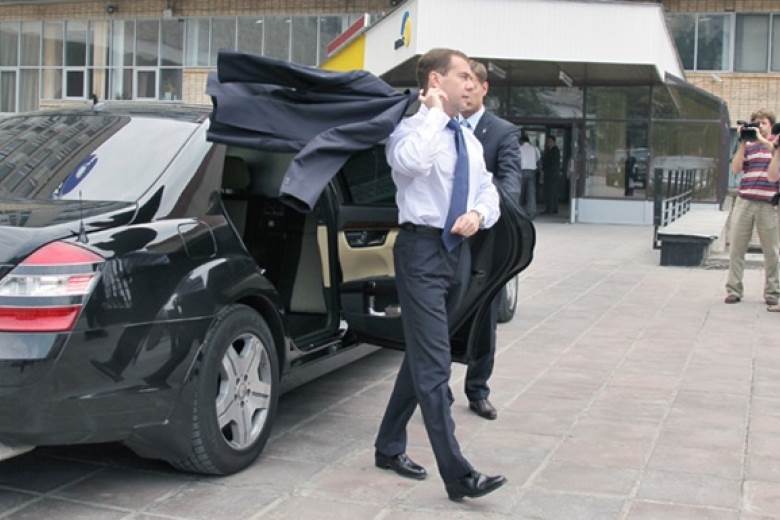 Медведев: Автомобиль есть в каждой семье. Поэтому дороги – это абсолютный приоритет