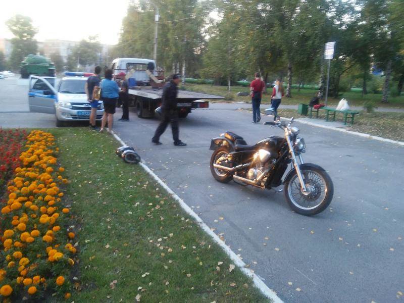 Мотоциклист сбил лыжника у Мемориала Славы в Бердске