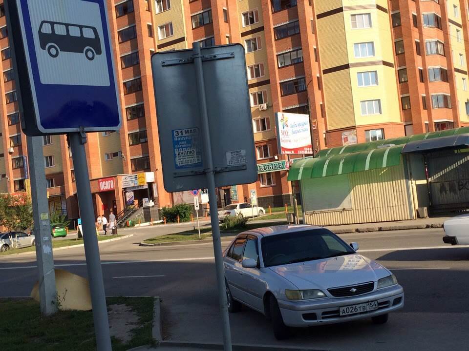 Водитель автобуса присёк нарушение ПДД автоледи на остановке в Бердске