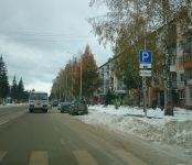 Фотофакт: Сугробы в Бердске «заставили» автолюбителей парковаться по правилам