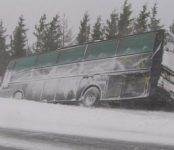 Инспекторы ДПС отогрели водителей замёрзшего на трассе под Новосибирском автобуса