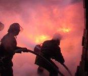 Из горящей в гараже «четвёрки» пожарные вытащили спящего водителя в Новосибирске