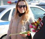 Гаишники Бердска провели праздничную акцию: «Цветы для автоледи»
