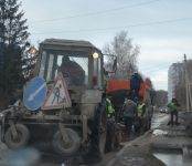 Пять машин порвали колёса в яме на дороге в Бердске