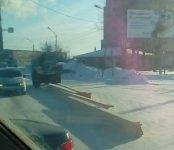 Грузовичок разгрузился за 500 рублей на перекрёстке в Бердске