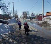 Жители Бердска вынуждены ходить прямо по проезжей части