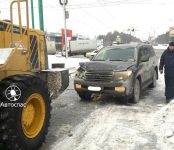 «АвтоСпас»: На АЗС батюшку на Ленд Крузере зацепил дорожный трактор