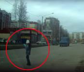 Видеофакт: Девочка играет на планшете, переходя дорогу в Бердске