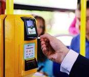 Градоначальника научат платить за проезд в бердском автобусе банковской картой