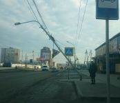 Фотофакт: ТС наклонило электроопору и оборвало кабель в Бердске