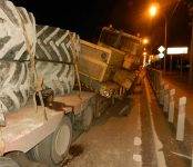 Трактор в Бердске рухнул с трала на рельсы