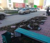 Продуктовая фура разрушила тротуар в Бердске