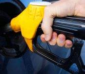 Новосибирские заправки снова подняли цены на бензин
