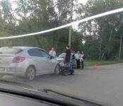 Фотофакт: Автомобиль едва не раздавил «мелкий» квадроцикл в Бердске