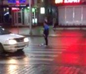 Женщина уронила арбуз на дорогу и заблокировала движение на главной улице Бердска