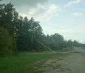 Опора линии электропередачи повисла на проводах в Бердске