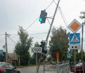 Работники УЖКХ неаккуратно уронили тополь на провода и повредили светофор в Бердске