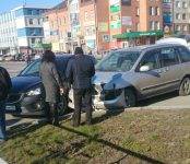 Две «Мазды» не разъехались в центре Бердска на аварийно-опасном перекрёстке