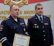 В Новосибирске наградили сотрудника ГИБДД, задержавшего вооруженного правонарушителя