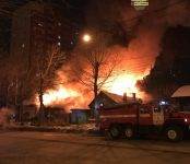 В Новосибирске сгорела СТО (фото, видео)