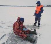 Спасатели Бердска учат рыбаков выбираться из полыньи