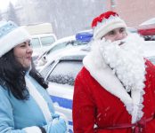 Дед Мороз и Снегурочка проверяли знания ПДД у бердских автолюбителей
