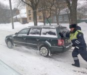 Инспекторы ДПС спасли замерзающих на трассе людей в Черепановском районе