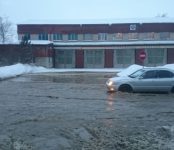 В час-пик оказался затопленным перекрёсток у пожарной части в Бердске