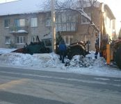 Фотофакт: Трактор провалился под землю, расчищая дорогу от снега в Бердске 
